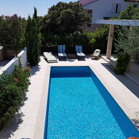 After Mit Pool In Mandre, Pag *